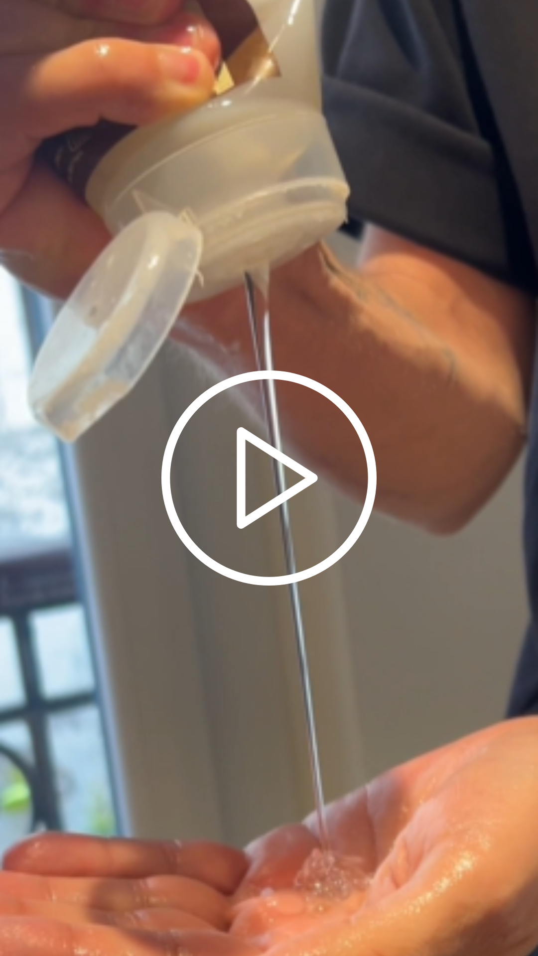 Application shampoing détoxifiant sur cheveux