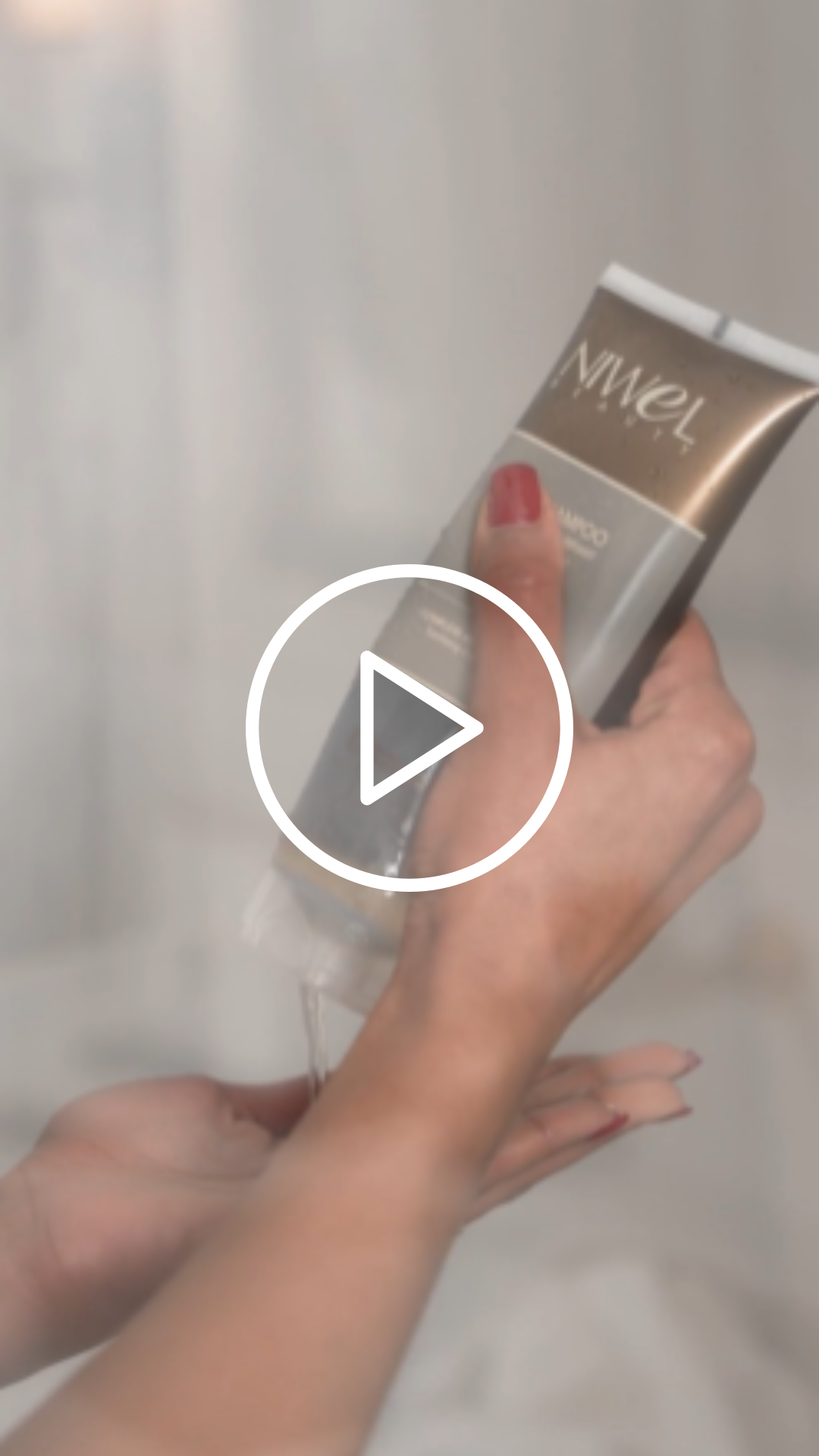 application du shampoing détoxifiant sur cheveux