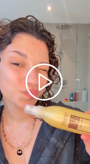 Utilisation du levae-in hydratant, soin sans rinçage pour cheveux bouclés et ondulés par une jeune femme
