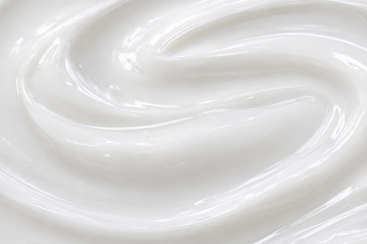 visuel de la texture du shampoing soin, une texture crémeuse et brillante
