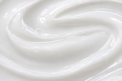 visuel de la texture du shampoing soin, une texture crémeuse et brillante